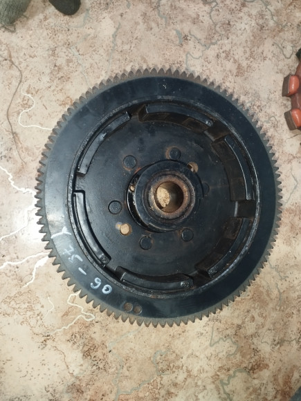 Б/у маховик Yamaha 75-90 6H0-85550-00-00 Б/у маховик Yamaha 75-90 6H0-85550-00-00