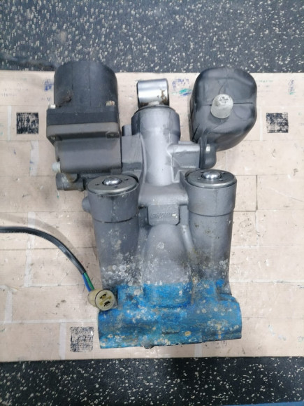 б/у Suzuki DF115-140 гидроподъемник 48503-92J00-000 б/у Suzuki DF115-140 гидроподъемник 48503-92J00-000