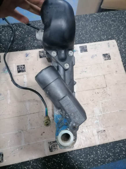 б/у Suzuki DF115-140 гидроподъемник 48503-92J00-000 б/у Suzuki DF115-140 гидроподъемник 48503-92J00-000
