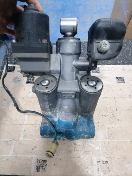 б/у Suzuki DF115-140 гидроподъемник 48503-92J00-000 б/у Suzuki DF115-140 гидроподъемник 48503-92J00-000