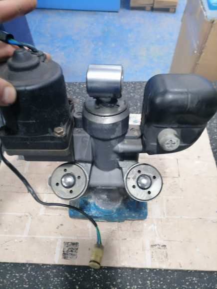 б/у Suzuki DF115-140 гидроподъемник 48503-92J00-000 б/у Suzuki DF115-140 гидроподъемник 48503-92J00-000