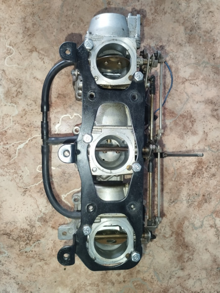 Б/у комплект карбюраторов Yamaha 75-90 6H1-14301-08-00 Б/у комплект карбюраторов Yamaha 75-90 6H1-14301-08-00
