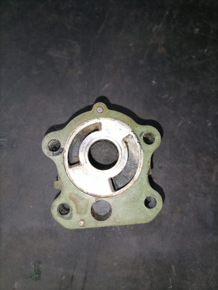 б/у Yamaha F80-100 основание помпы 688-44341-01-94