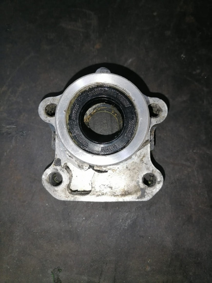 б/у Yamaha F80-100 основание помпы 688-44341-01-94