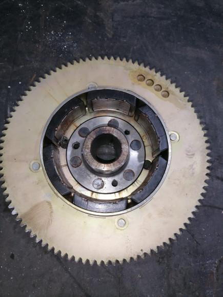 б/у Suzuki DT115-140 маховик 32102-94600-000 б/у Suzuki DT115-140 маховик 32102-94600-000