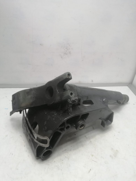 б/у Yamaha F25A ось поворота 65W-42511-10-4D    L нога