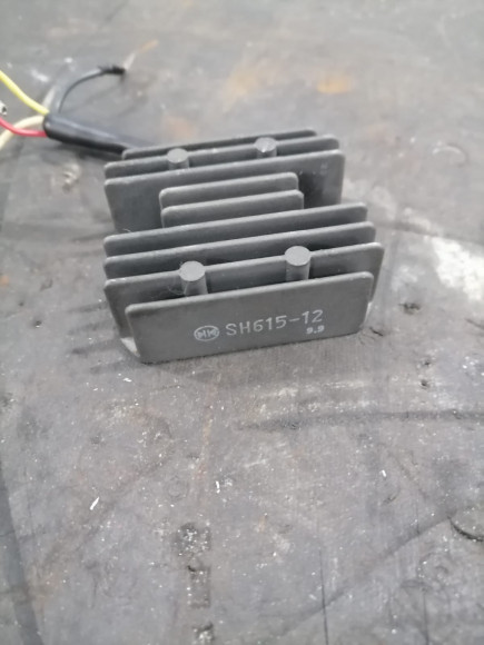б/у Suzuki DT115-140 ,DF4-15 регулятор напряжения 32800-94620-000