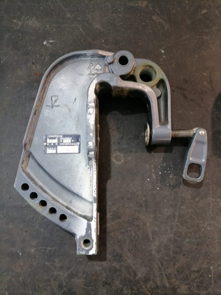 б/у Yamaha F25A струбцина подвески правая 65W-43112-02-4D б/у Yamaha F25A струбцина подвески правая 65W-43112-02-4D