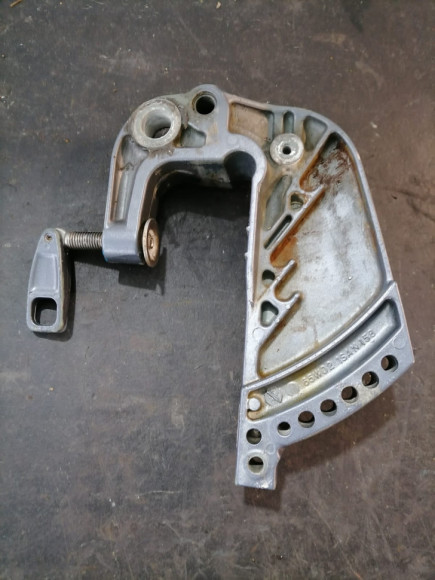 б/у Yamaha F25A струбцина подвески правая 65W-43112-02-4D б/у Yamaha F25A струбцина подвески правая 65W-43112-02-4D