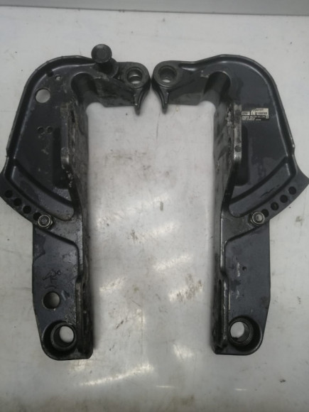 б/у Yamaha F25A струбцина подвески правая 65W-43112-10-4D