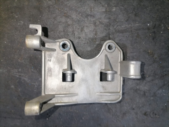 б/у Yamaha 9.9D-15 скоба держатель 6E7-85542-00-94