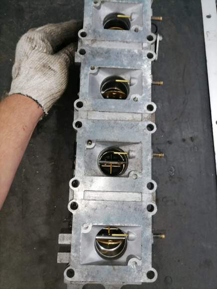б/у Suzuki DT140 карбюраторы в сборе 13201-946B4-000, 13202-946B4-000, 13203-946B4-000, 13204-946B4-000