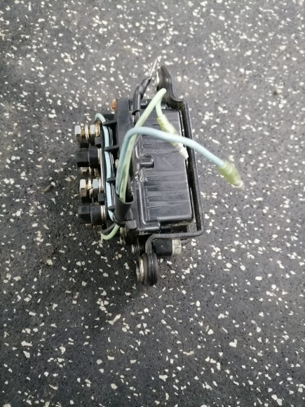 б/у Yamaha 40-90 реле гидравлики 6H1-81950-00-00 б/у Yamaha 40-90 реле гидравлики 6H1-81950-00-00
