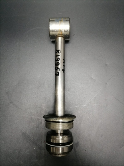 б/у Yamaha 50-90 шток гидравлики в сборе с гайкой 6H1-43810