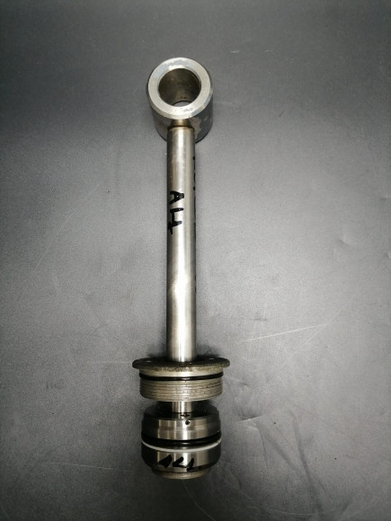 б/у Yamaha 50-90 шток гидравлики в сборе с гайкой 6H1-43810