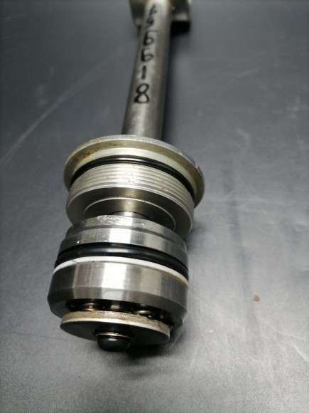 б/у Yamaha 50-90 шток гидравлики в сборе с гайкой 6H1-43810