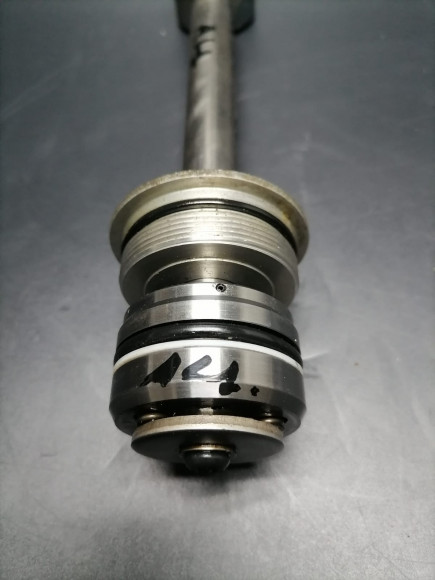 б/у Yamaha 50-90 шток гидравлики в сборе с гайкой 6H1-43810