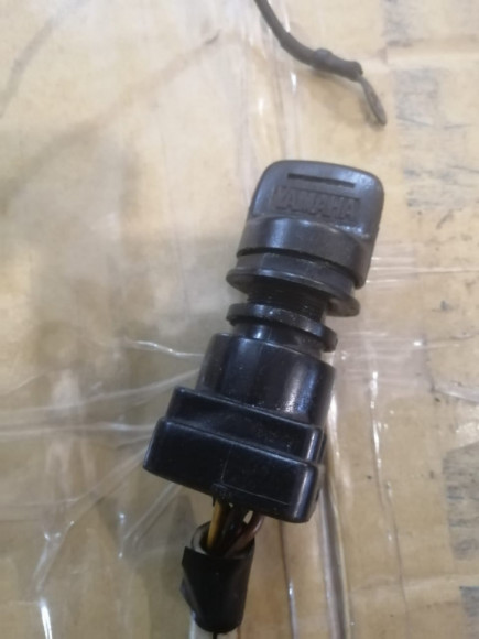 б/у Yamaha замок зажигания 703-82510 б/у Yamaha замок зажигания 703-82510