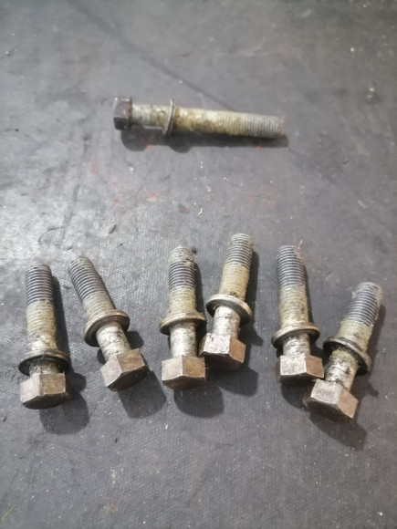 б/у Yamaha 25-200 болты крепления редуктора ( комплект) 97395-10045-00