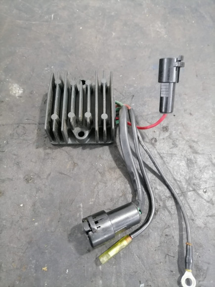 б/у Yamaha 115-225 регулятор напряжения 6R3-81960-10-00 б/у Yamaha 115-225 регулятор напряжения 6R3-81960-10-00
