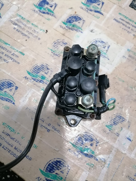 б/у Yamaha F30-300 реле гидравлики 63P-81950-00-00 б/у Yamaha F30-300 реле гидравлики 63P-81950-00-00