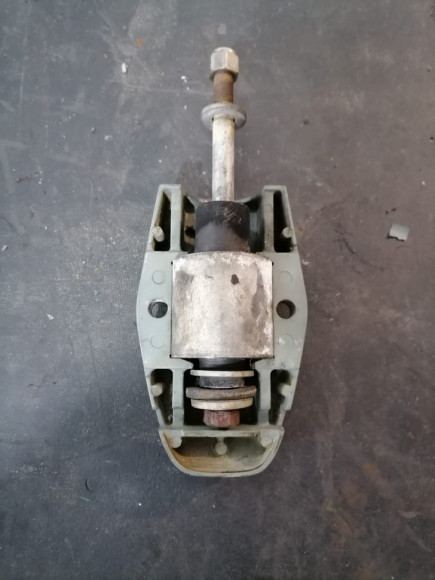 б/у Yamaha F80-100 подушка крепления двигателя 67F-44555-00-94,67F-44553-00-4D б/у Yamaha F80-100 подушка крепления двигателя 67F-44555-00-94,67F-44553-00-4D