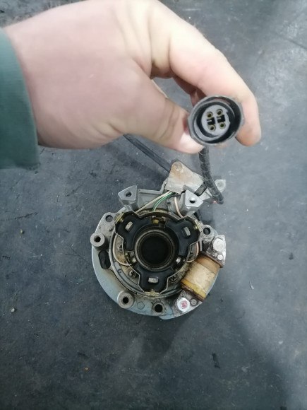 б/у Yamaha 40-50 основание с катушкой зажигания 6H4-85510-F9-00 б/у Yamaha 40-50 основание с катушкой зажигания 6H4-85510-F9-00