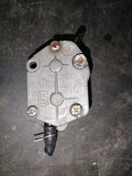 б/у Yamaha 20-90 топливный насос 692-24410-00-00 б/у Yamaha 20-90 топливный насос 692-24410-00-00