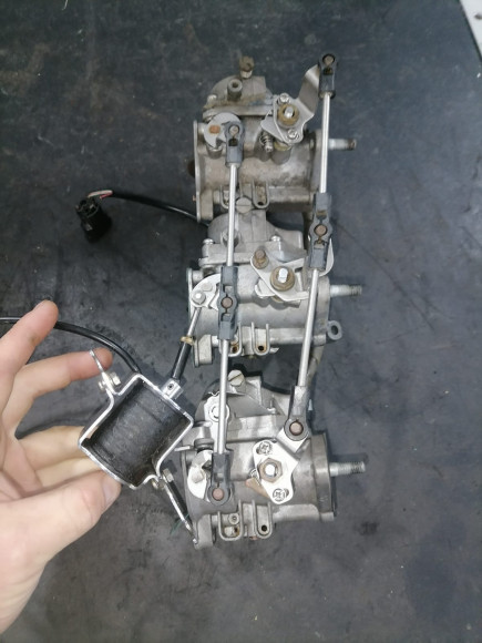 б/у Suzuki DT 75-85 карбюраторы в сборе 13201-956B0-000,13202-956H0-000,13203-956H0-000