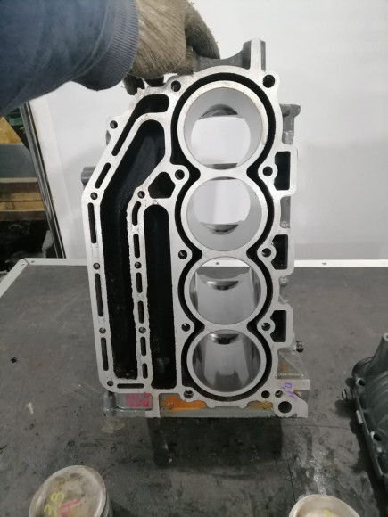 б/у Suzuki DF115-140 блок цилиндров с поршнями (комплект) 11300-92J00-000,12111-92J00-000