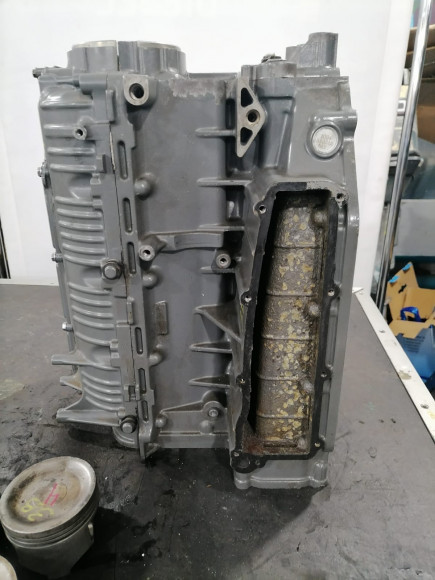 б/у Suzuki DF115-140 блок цилиндров с поршнями (комплект) 11300-92J00-000,12111-92J00-000