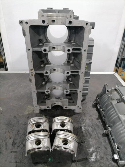 б/у Suzuki DF115-140 блок цилиндров с поршнями (комплект) 11300-92J00-000,12111-92J00-000