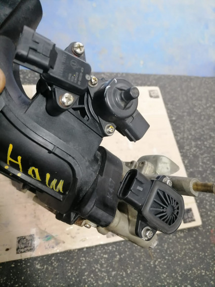 б/у Yamaha F150 коллектор впуска 63P-13641-00-00 б/у Yamaha F150 коллектор впуска 63P-13641-00-00