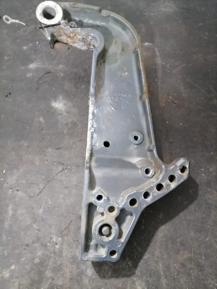 б/у Yamaha 60-70 струбцина подвески правая 688-43112-12-4D б/у Yamaha 60-70 струбцина подвески правая 688-43112-12-4D