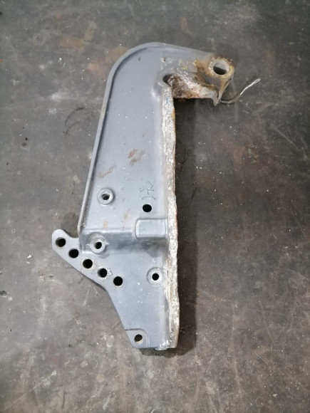 б/у Yamaha 60-70 струбцина подвески правая 688-43112-12-4D б/у Yamaha 60-70 струбцина подвески правая 688-43112-12-4D
