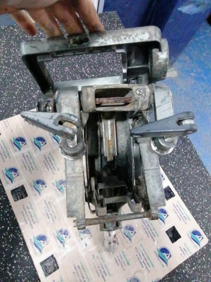 б/у Yamaha 6-8 кронштейн, ось,струбцины в сборе  6M8-G3111-02-4D,6N0-G3311-10-4D,6M8-G2511-01-4D