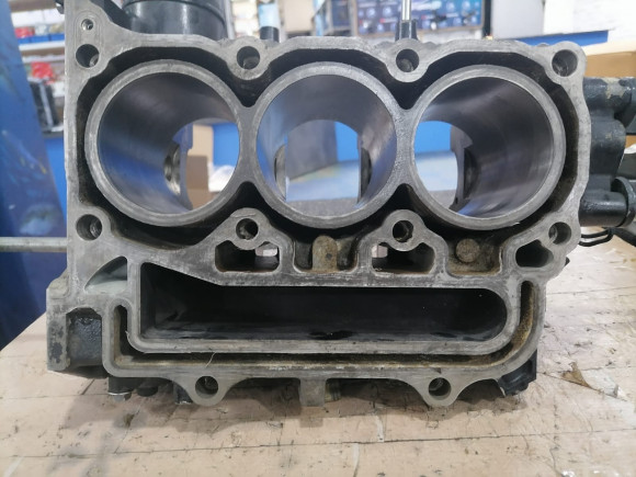 б/у Suzuki DF40-50 блок цилиндров 11300-87J01-019 б/у Suzuki DF40-50 блок цилиндров 11300-87J01-019