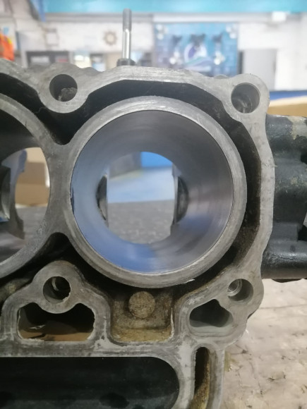 б/у Suzuki DF40-50 блок цилиндров 11300-87J01-019 б/у Suzuki DF40-50 блок цилиндров 11300-87J01-019