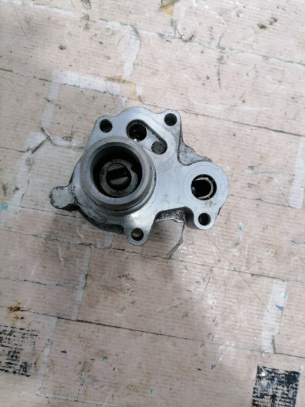 б/у Yamaha F50-60 масляный насос 6C5-13300-01-00 б/у Yamaha F50-60 масляный насос 6C5-13300-01-00