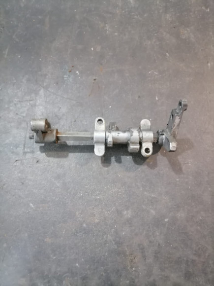 б/у Yamaha 25-30 ось включения хода в сборе 6J8-44121-01-00