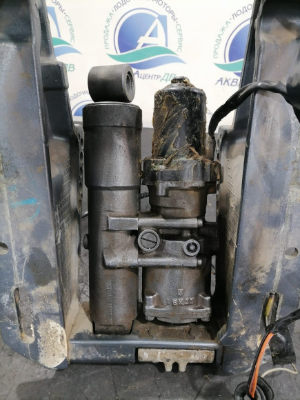 б/у Yamaha F40-50,40-50 гидроподъемник 62Y-43800-01-4D
