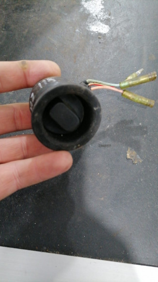 б/у Suzuki DT65-200 кнопка гидроподъема 37850-95602-000