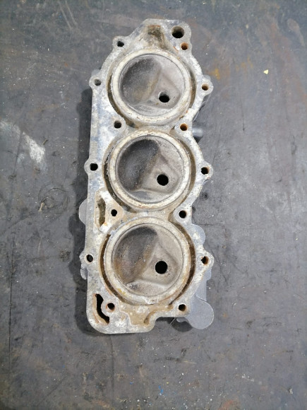 б/у Yamaha 40-50 головка блока цилиндров 6H4-11111-00-94 б/у Yamaha 40-50 головка блока цилиндров 6H4-11111-00-94