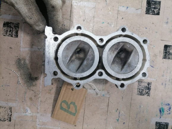 б/у Suzuki DT9.9-15 головка блока цилиндров 11110-90L30-000 б/у Suzuki DT9.9-15 головка блока цилиндров 11110-90L30-000
